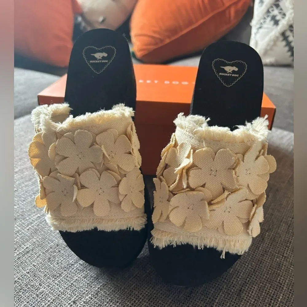 NIB Rocket Dog Hana Orchard platform slides. Size 8